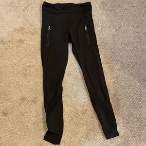 Lululemon leggings —> SMALL HOLE (damage)